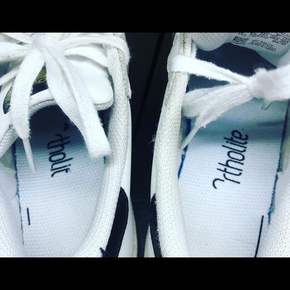 NIKE HUARACHES RUN
DARK SMOKE GREY UNV RED
Sz 3Y 
ADIDAS CLASSIC
Clean. 
2Y - Picture 7 of 8